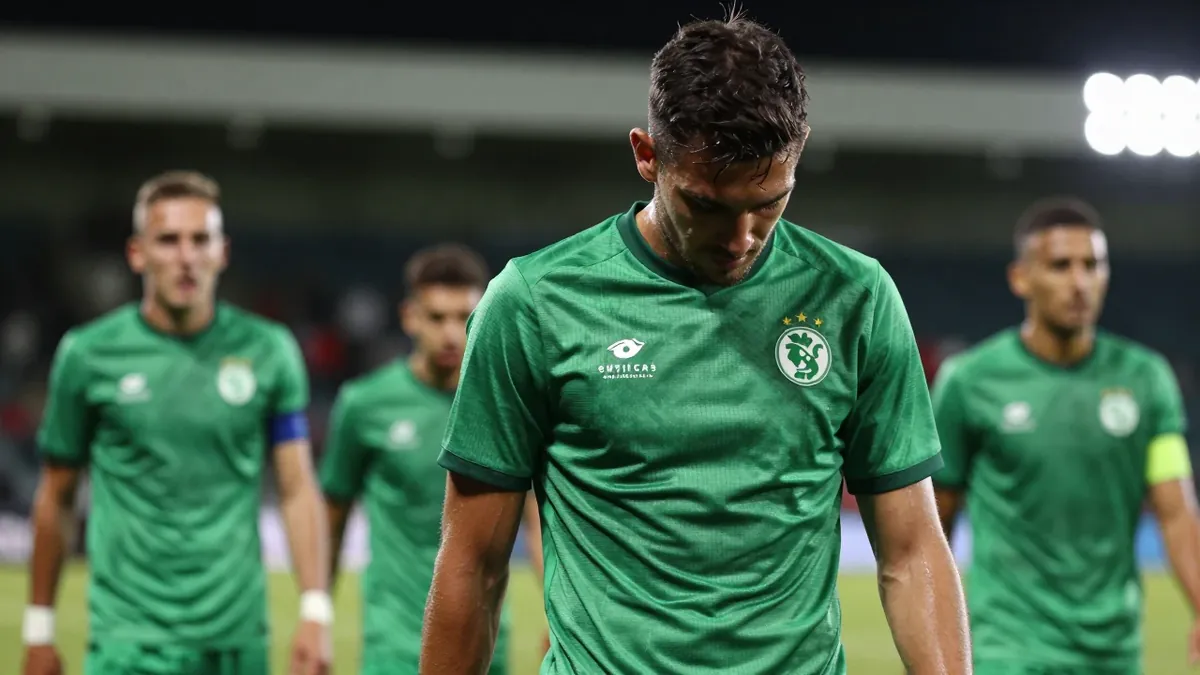 Yeovil Town's unbeaten start to the National League season ended in a 3-2 defeat at Southend United after surrendering a...